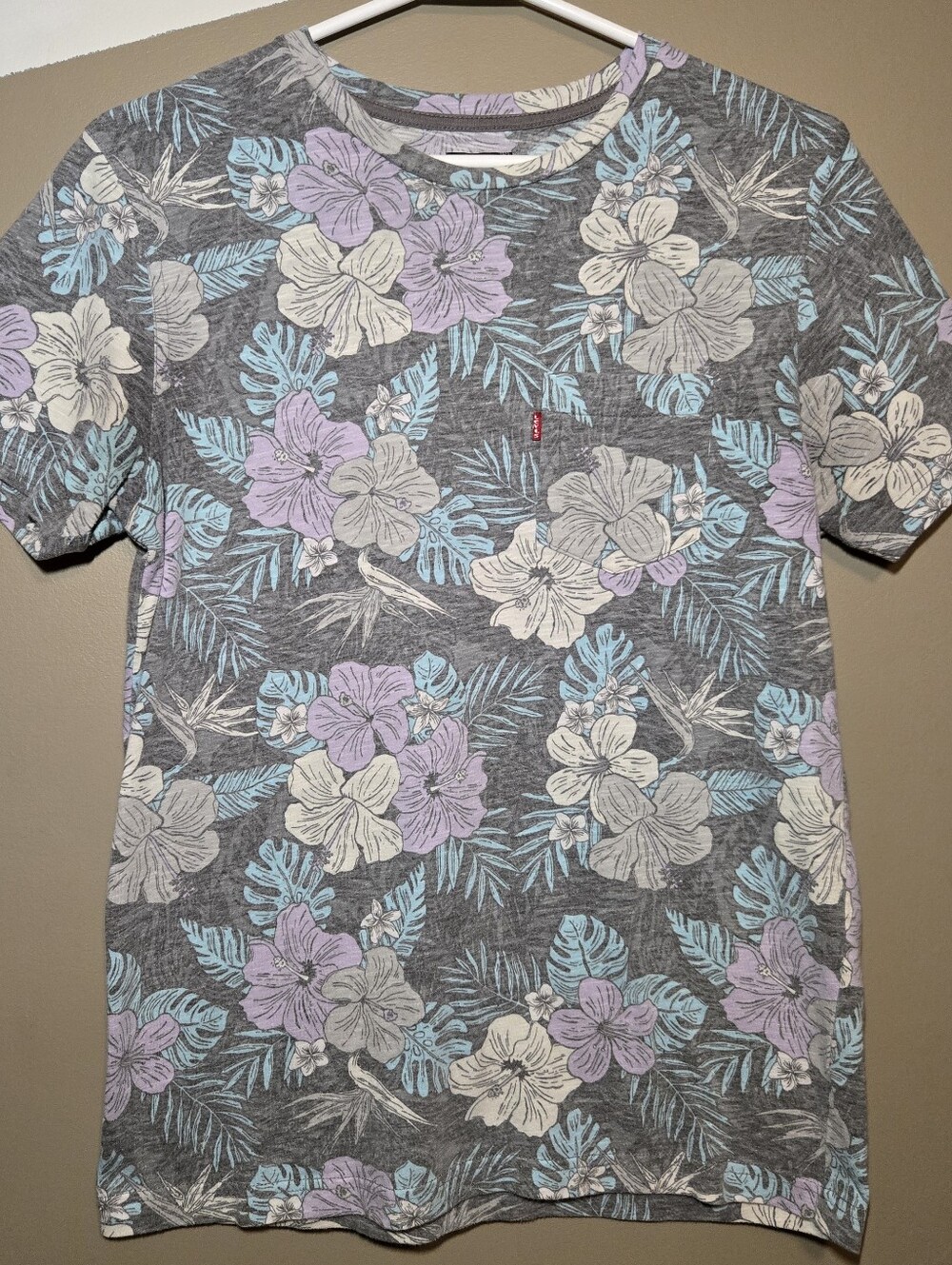 Levi's Hawaiian Floral T-Shirt Men's Size Small Pocket Short Sleeve Adults Gray